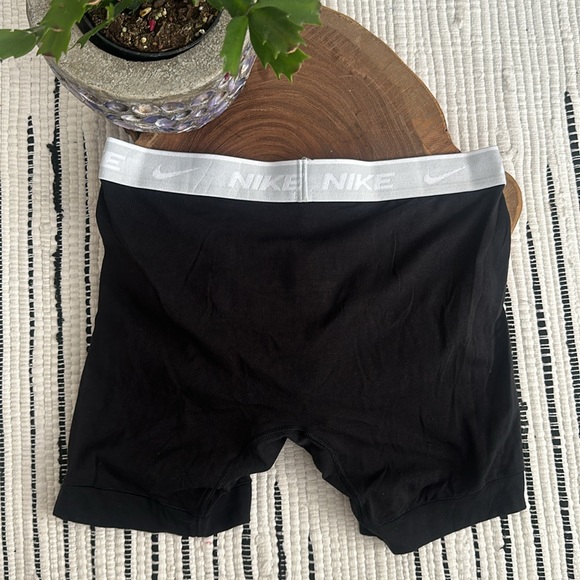 Nike - Picture 4 of 5